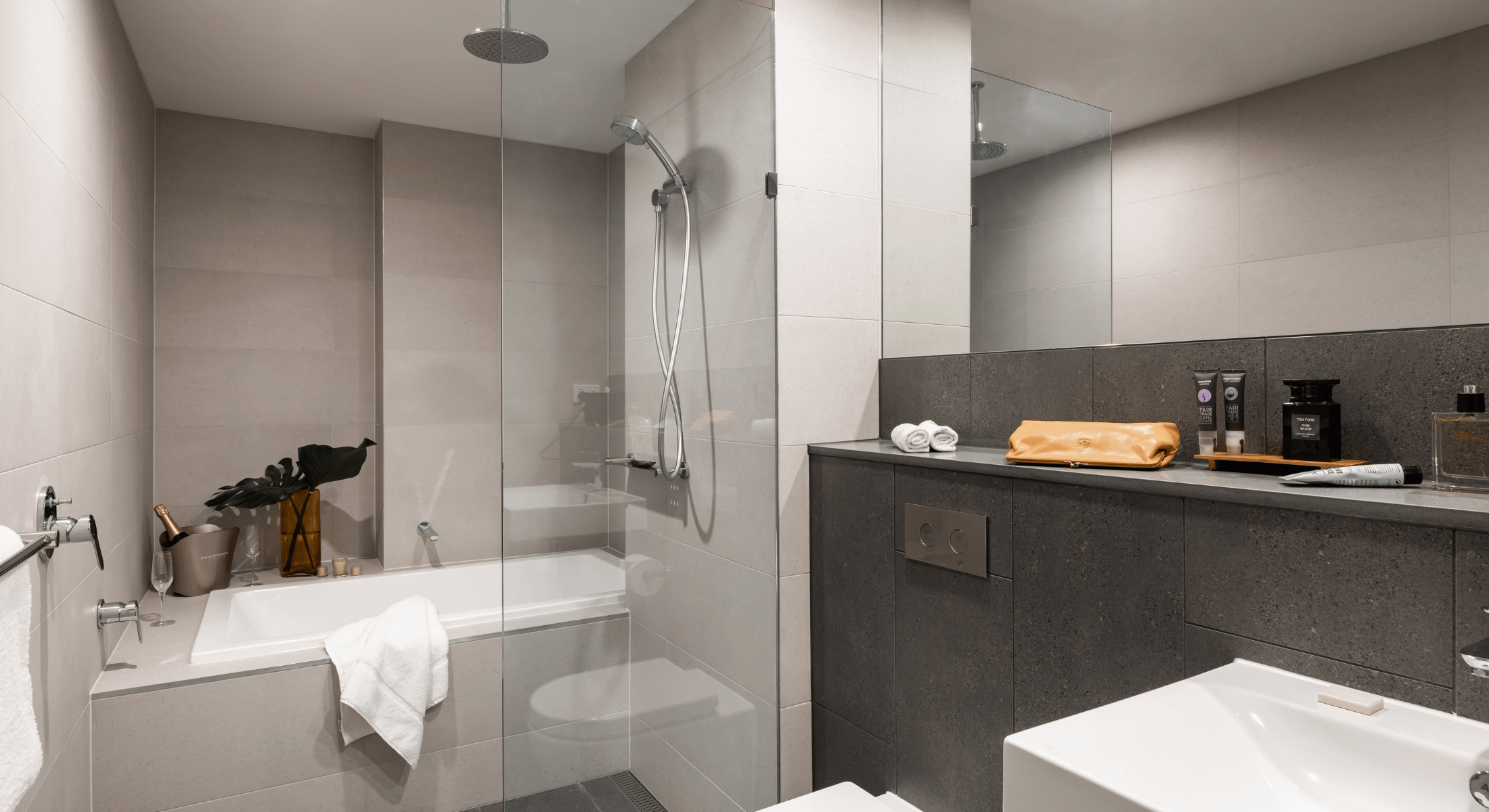 Murray Suite bathroom and bath tub